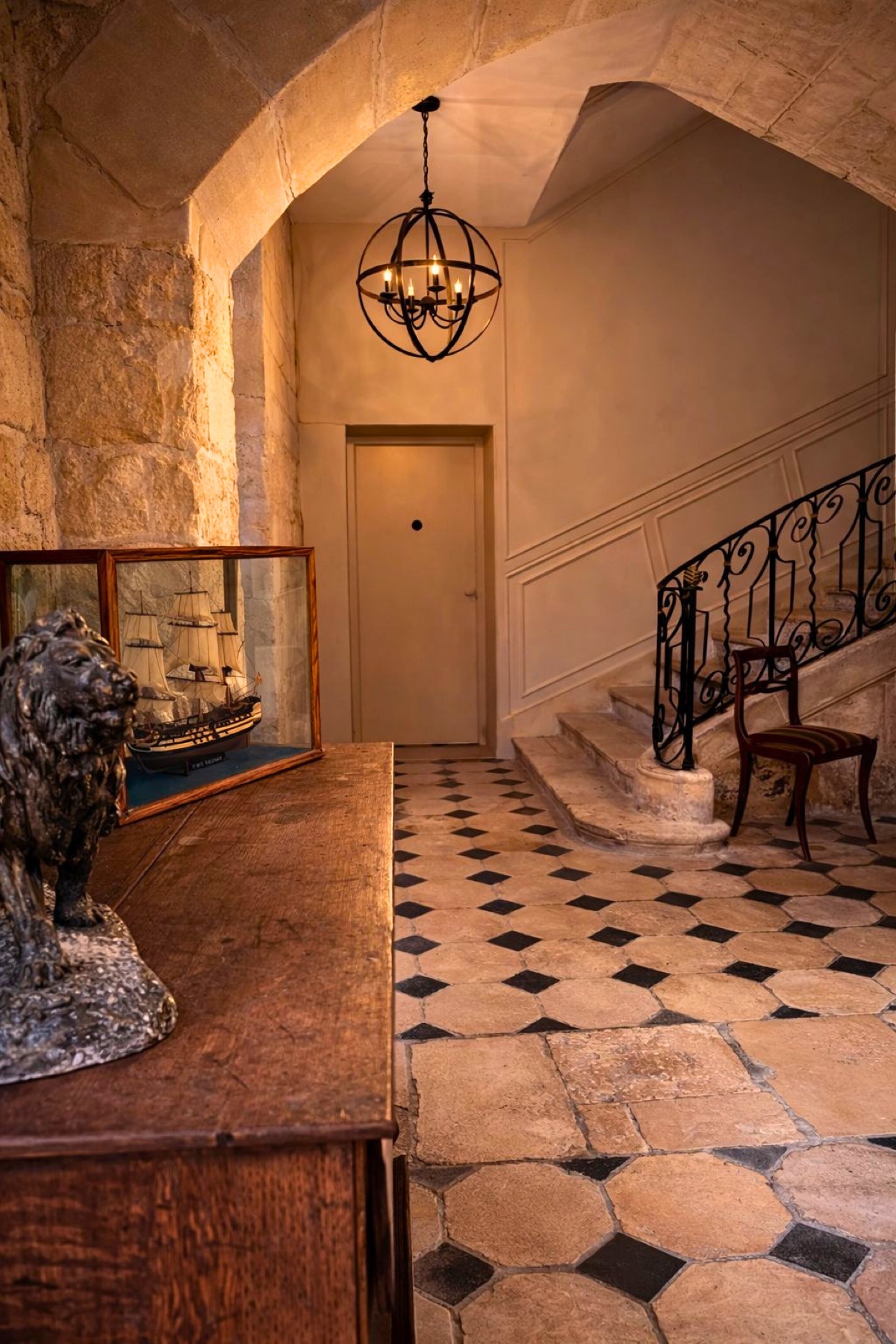Couloir décoratif du Château de Ravenel pour un tournage photo dans l'Oise