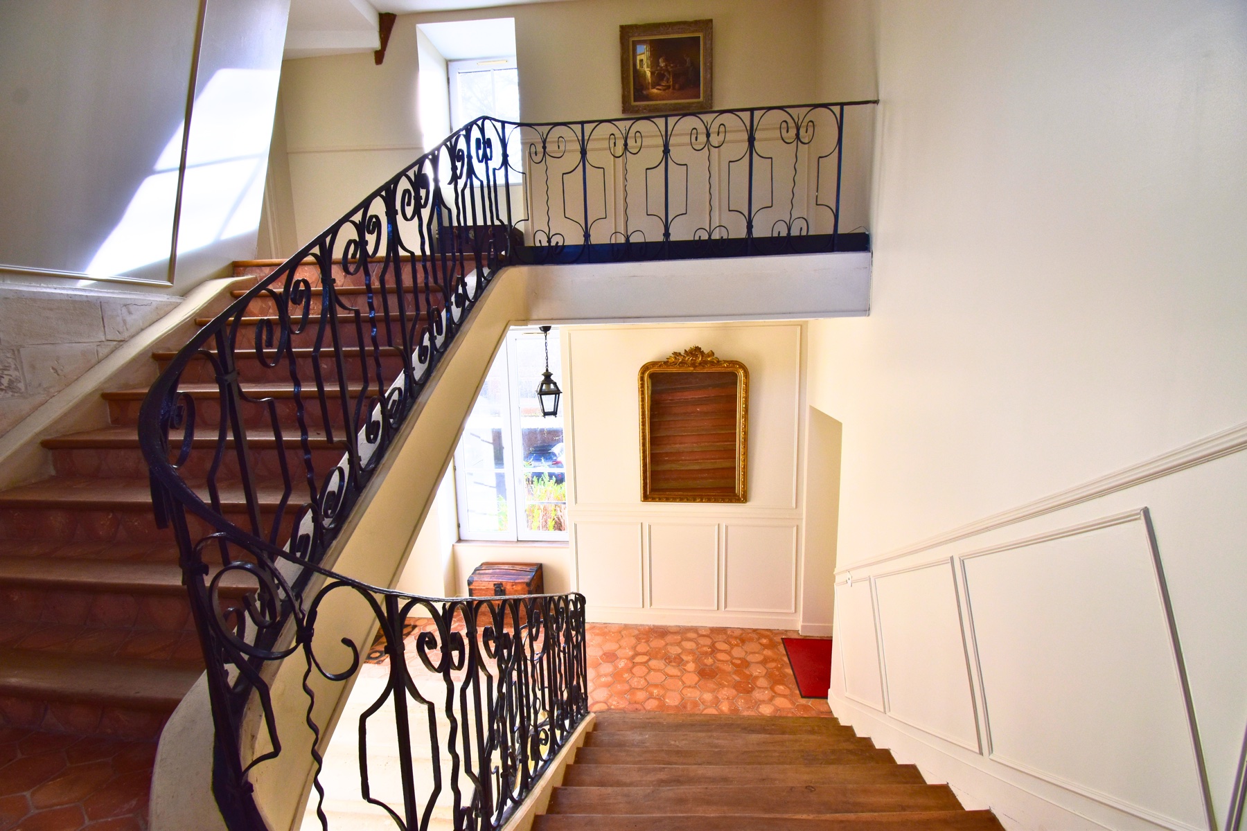 Escalier élégant du Château de Ravenel pour un lieu EVJF EVG proche Paris
