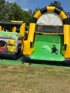 Parc de jeux gonflables & trampolines à 5 minutes du Château de Ravenel