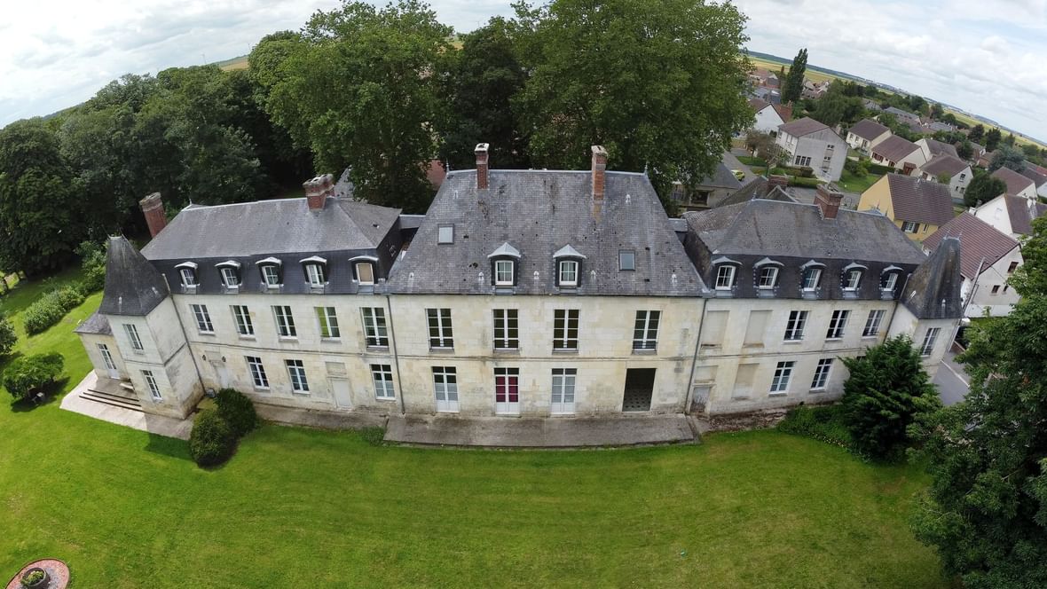 Façade du Château de Ravenel, domaine historique du XVIIIᵉ siècle dans l'Oise